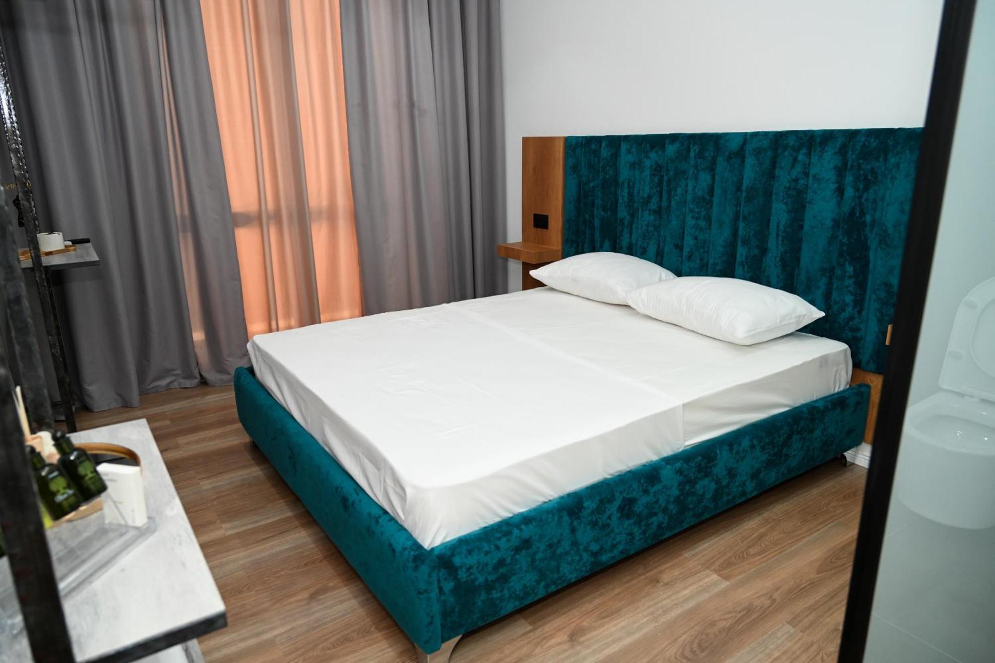 Apollonia Hotel 4*